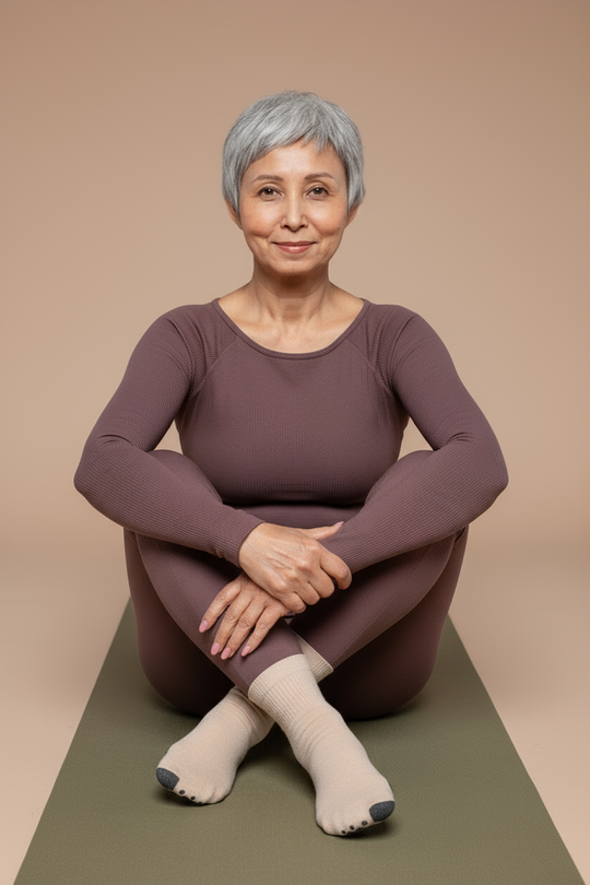 Femme de 50 ans et plus sur tapis de yoga - format carré